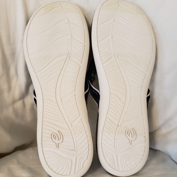 Women's Easy Spirit Flip Flop - Picture 2 of 3